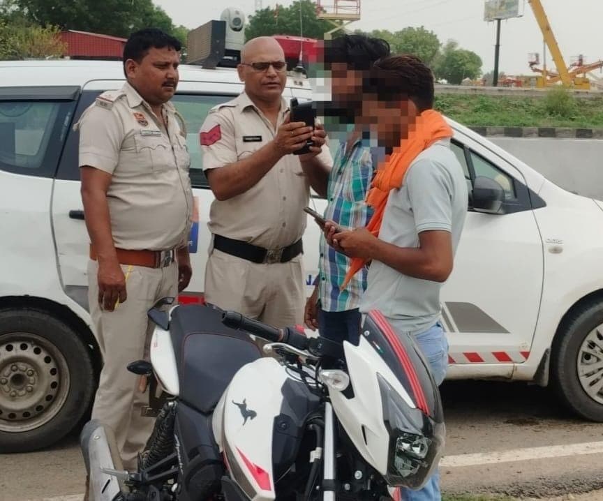रेवाड़ी | ट्रैफिक नियम तोड़ने वालों पर पुलिस का बड़ा एक्शन : विशेष अभियान में 616 वाहन चालकों के चालान | ड्रिंक एंड ड्राइव, लेन चेंज व बुलेट पटाखों पर सख्ती