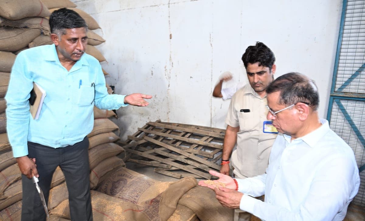 Faridabad News | अनाज गोदाम में अचानक पहुंचे मंत्री : गंदगी देख अधिकारियों को फटकार | पुराने स्टॉक के उठान के निर्देश