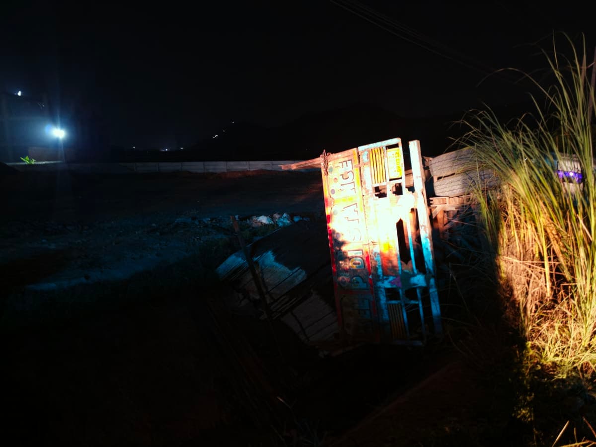 Nangal Chaudhary News | मार्बल से भरा ट्राला नहर में गिरा : राहगीरों ने चालक को बचाया | हाईवे का रूट किया डायवर्ट