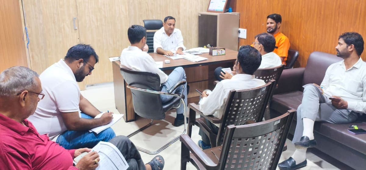 Narnaul News | मतदाता सूची की शुद्धता पर जोर : राजनीतिक दलों से सहयोग मांगा | चुनावी प्रपत्र बांटे