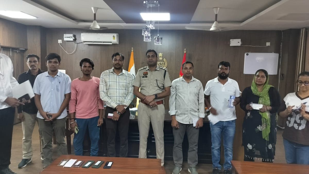 Narnaul News | 26 गुमशुदा महंगे मोबाइल मालिकों को लौटाए : 4.50 लाख रुपये कीमत | आईफोन भी बरामद