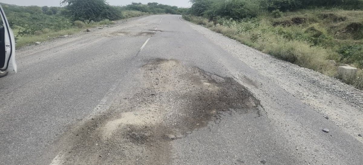 Jhunjhunu News | दो महीने भी नहीं चली मेहाड़ा-मावंडा सड़क : 5 साल की गारंटी पर सवाल | जगह-जगह बने गड्ढे