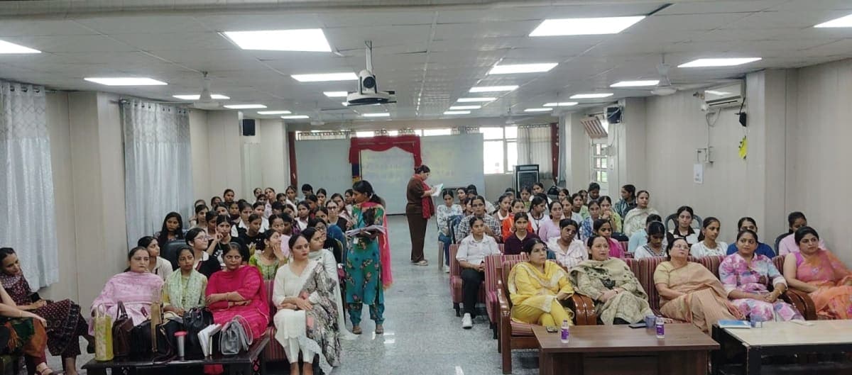Yamunanagar News | गुरु नानक गर्ल्स कॉलेज में ओपन माइक : 30 छात्राओं ने दिखाई प्रतिभा | रचनात्मक अभिव्यक्ति को मिला मंच