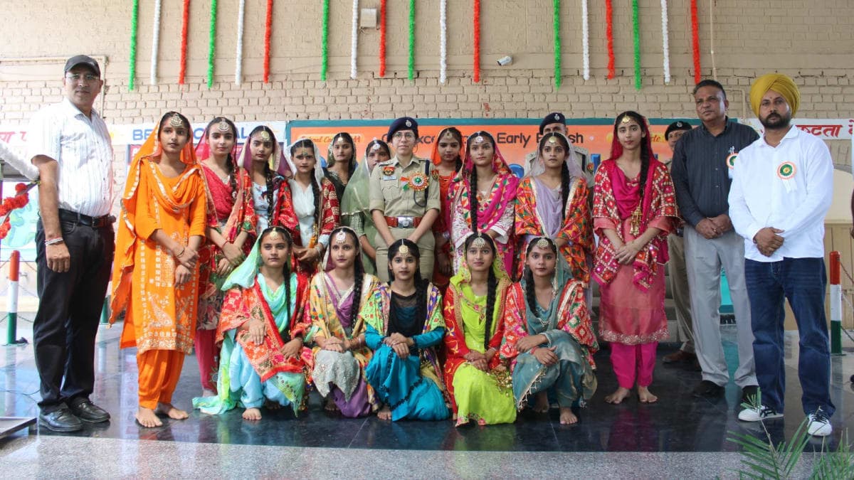 Fatehabad News | नशे से दूर रहने का दिया संदेश : एसपी निकिता खट्टर ने विद्यार्थियों को किया जागरूक | सांस्कृतिक प्रस्तुतियों में दिखाई प्रतिभा