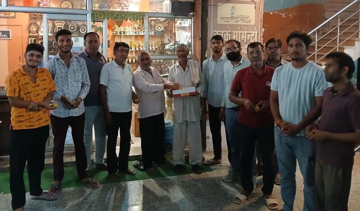Narnaul News | विजयपाल एडवोकेट बने बार एसोसिएशन प्रधान : दुकानदारों ने बांटे लड्डू | सफल कार्यकाल की दी शुभकामनाएं