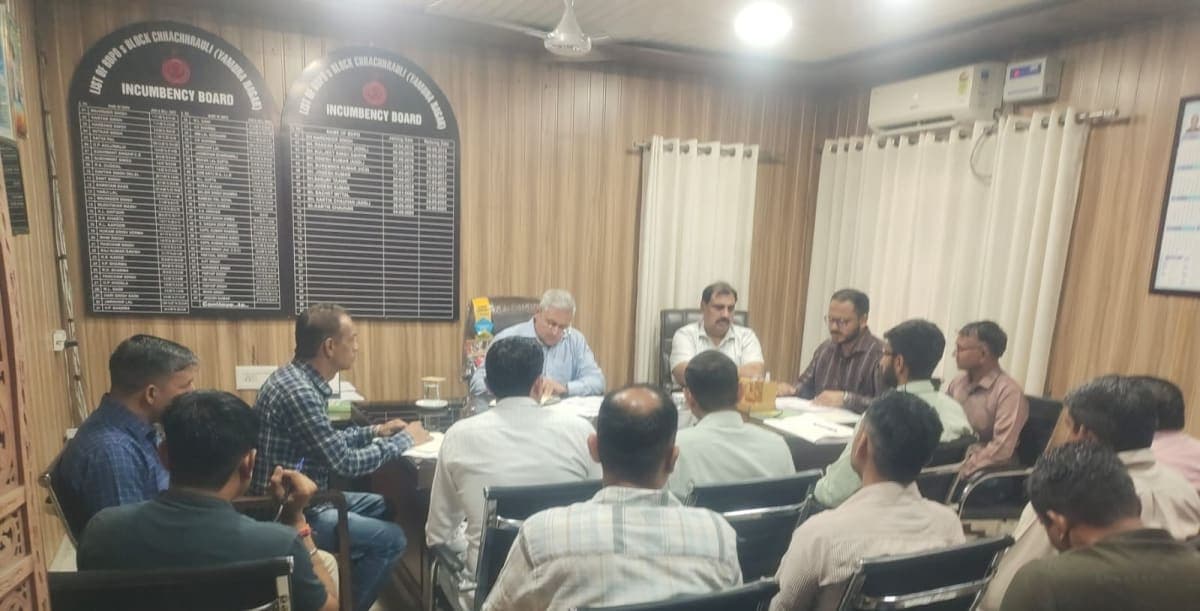 Yamunanagar News | ग्राम सचिवों और जेई की बैठक में विकास कार्यों की समीक्षा : सीईओ ब्रह्म प्रकाश ने समय पर काम पूरा करने के दिए निर्देश | अमृत सरोवर का किया निरीक्षण
