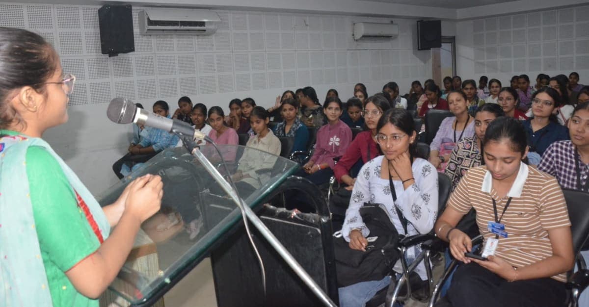 Yamunanagar News | डीएवी कॉलेज फॉर गर्ल्स में हिंदी दिवस : छात्राओं ने काव्य पाठ और सृजनात्मक लेखन में लिया भाग | विजेताओं को किया सम्मानित