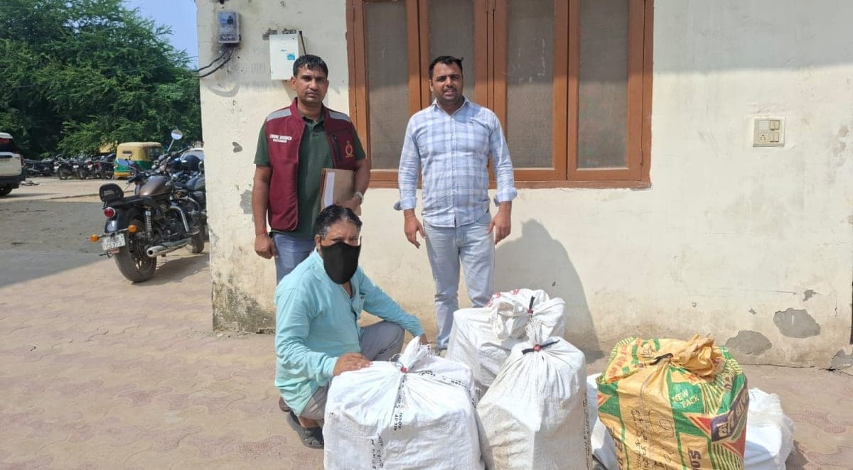 Faridabad News | 83 किलो अवैध पटाखे बरामद : घर में बिक्री के लिए रखे थे | क्राइम ब्रांच ने आरोपी दबोचा