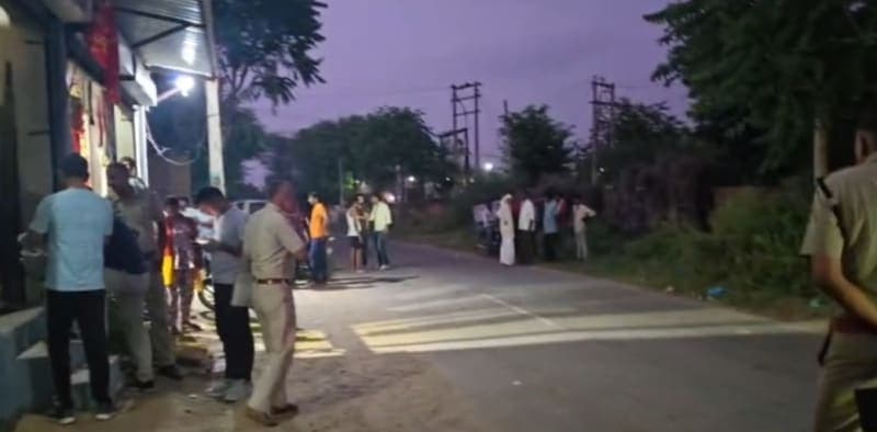 Ateli News | कांटी में दो दुकानों पर फायरिंग : बोलेरो और दुकान में लगी गोलियां | बाइक सवार युवकों पर आरोप