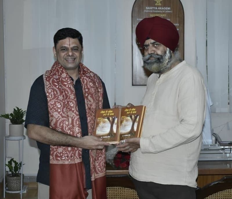 Yamunanagar News | डॉ. भल्ला की नई पुस्तक का विमोचन : ‘मंज़िल की कशिश : राहों की कसक’ पाठकों के बीच | वरुण गुलाटी ने किया विमोचन