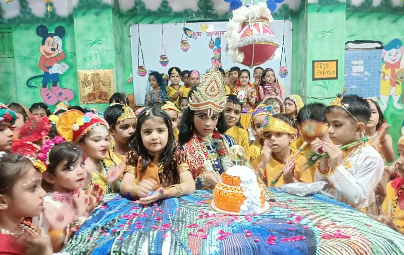 Mahendragarh News | स्कूलों में मना श्रीकृष्ण जन्माष्टमी महोत्सव : राधा-कृष्ण की वेशभूषा में पहुंचे बच्चे