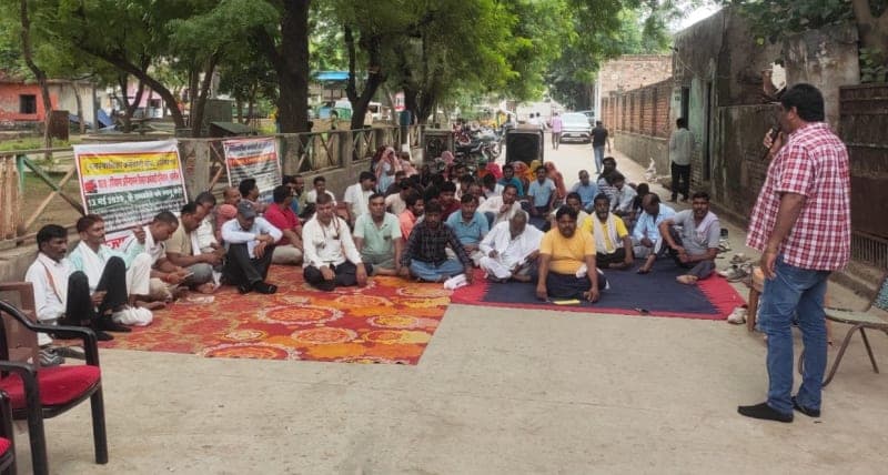 Ateli News | सफाई कर्मचारियों की हड़ताल का 29वां दिन : नगर परिषद अध्यक्ष कार्यालय पर लगाया ताला | मांगें पूरी होने तक आंदोलन का ऐलान