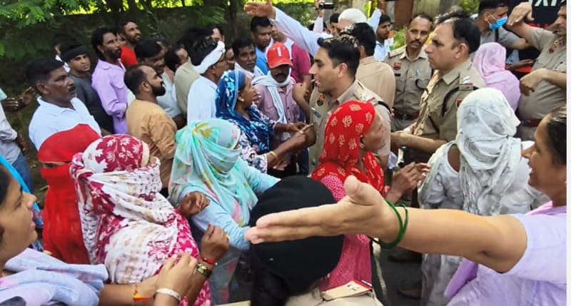 Fatehabad News | सफाई अभियान पर कर्मचारी-प्रशासन आमने-सामने : विरोध कर रहे कर्मचारी हिरासत में | शहर में अभियान जारी