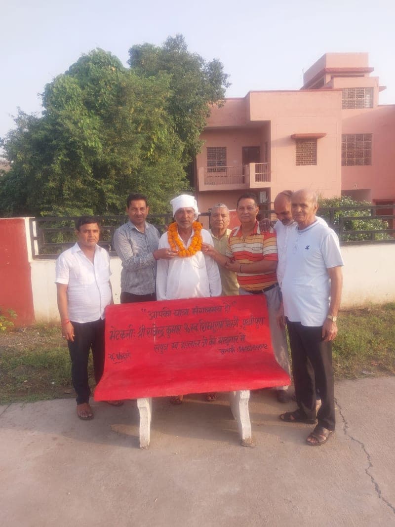 Ateli News | रेलवे स्टेशन पर यात्रियों के लिए लगवाई बेंच : दोनों प्लेटफार्म पर मिली सुविधा | समाजसेवियों ने किया सहयोग
