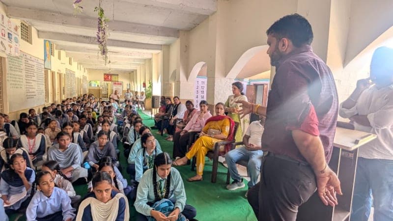 Yamunanagar News | SDM ने स्कूलों का किया औचक निरीक्षण : कक्षाओं में विद्यार्थियों को पढ़ाया | नशे से दूर रहने का दिया संदेश