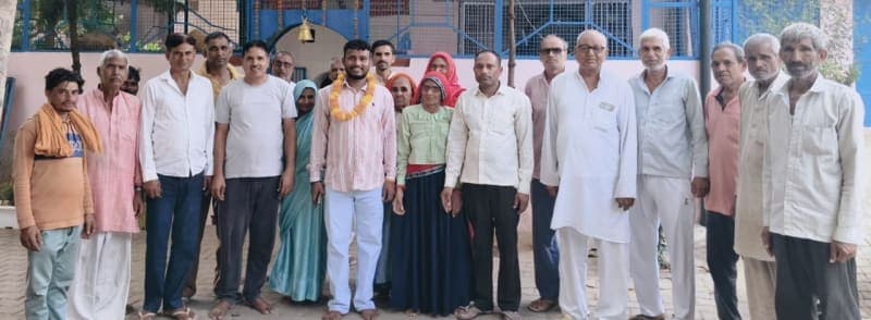 Ateli News | मेनपाल यादव के भाजपा जिला सह मीडिया प्रभारी बनने पर ग्रामीणों ने किया स्वागत : फूल-मालाओं से अभिनंदन | लड्डू बांटकर जताई खुशी