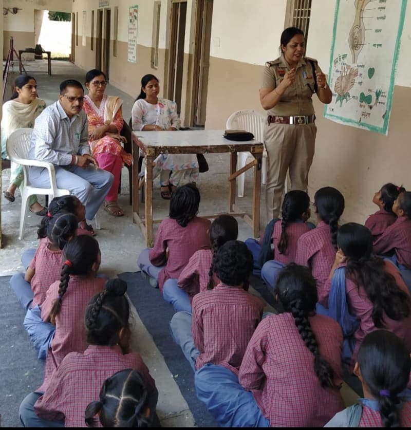 Yamunanagar News | हरनौल स्कूल में बच्चों को सुरक्षा के टिप्स : एएसआई नीलम ने गुड टच-बैड टच समझाया | 112 हेल्पलाइन की दी जानकारी