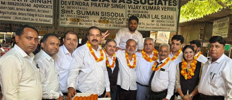Faridabad News | नवनिर्वाचित प्रधान बॉबी रावत ने वकीलों का जताया आभार : सीटों पर पहुंचकर किया धन्यवाद | कोर्ट परिसर में जश्न