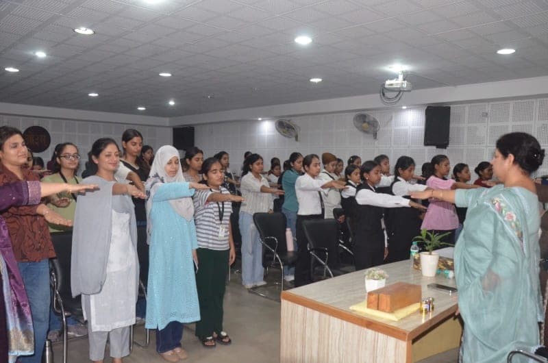 Yamunanagar News | DAV कॉलेज में छात्राओं के लिए नेत्र जांच शिविर : 57 छात्राओं की आंखों की जांच